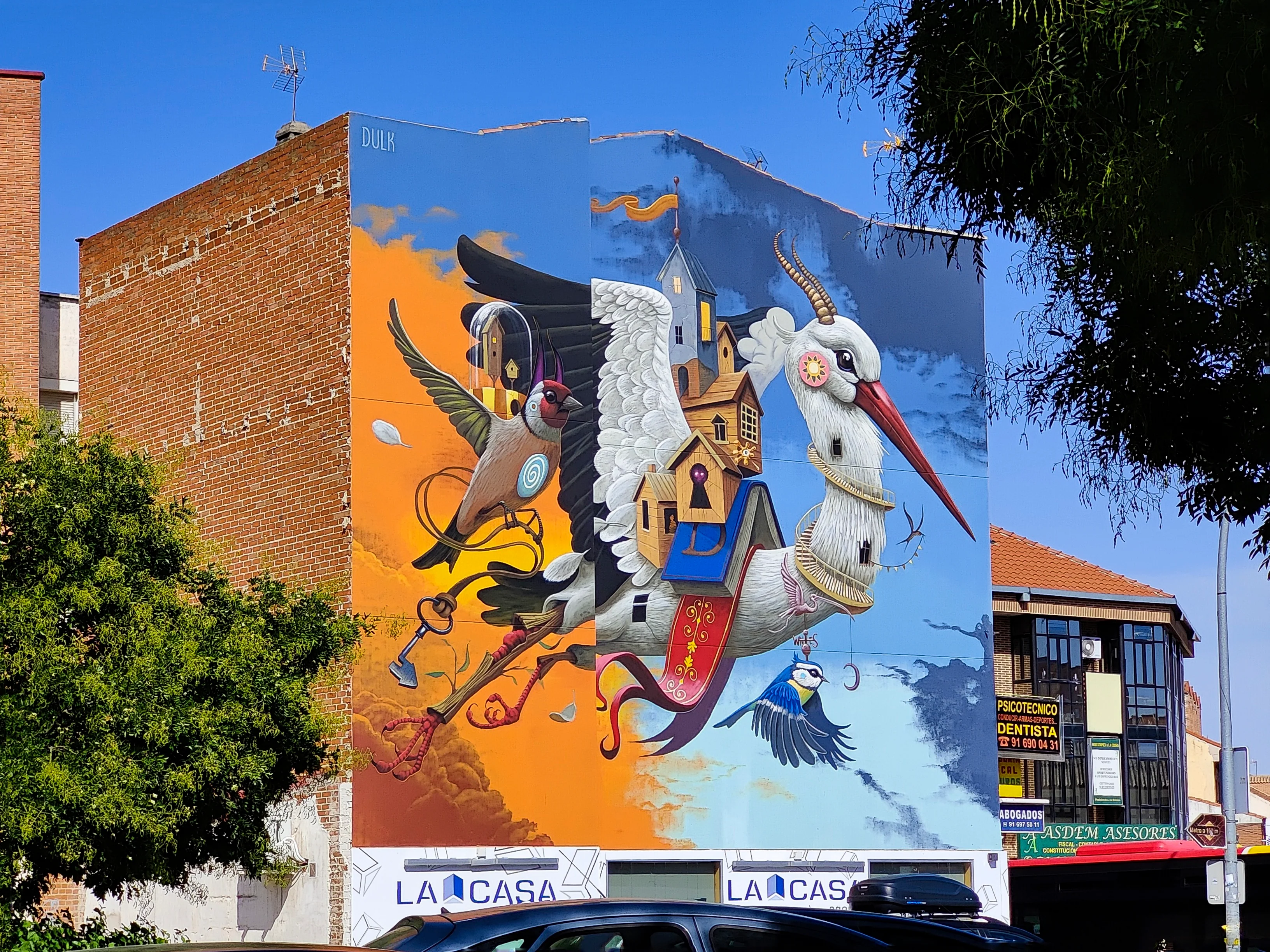 Fuenlabrada reanuda las visitas guiadas a su Museo de Arte Urbano, donde los murales de reconocidos artistas nacionales e internacionales adornan la ciudad, ofreciendo una experiencia artística al aire libre.