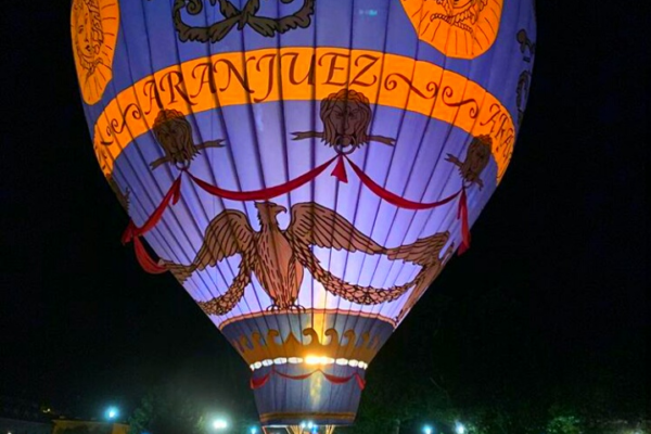 Disfruta del espectáculo de globos aerostáticos en Aranjuez este 7 y 8 de octubre, un evento que combina la magia del vuelo con la belleza del Palacio Real.