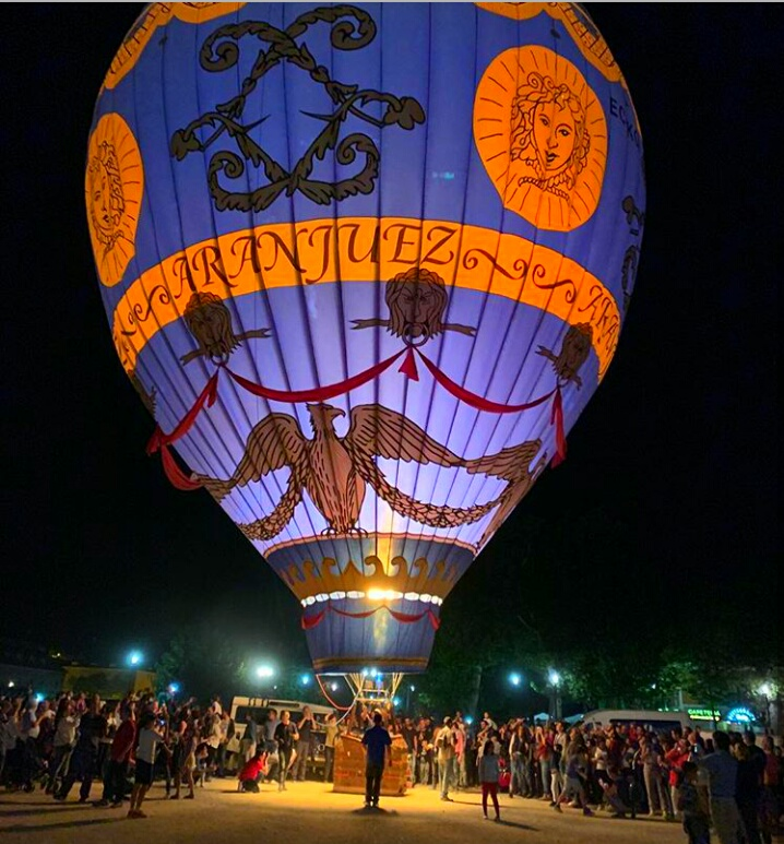 Disfruta del espectáculo de globos aerostáticos en Aranjuez este 7 y 8 de octubre, un evento que combina la magia del vuelo con la belleza del Palacio Real.