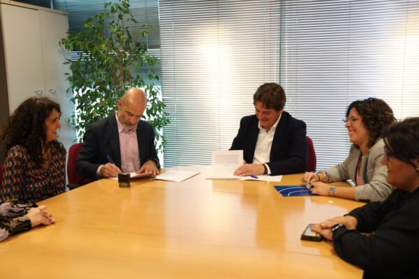 El Ayuntamiento de Fuenlabrada y Cruz Roja han suscrito un acuerdo destinado a fortalecer programas esenciales para los colectivos más vulnerables.