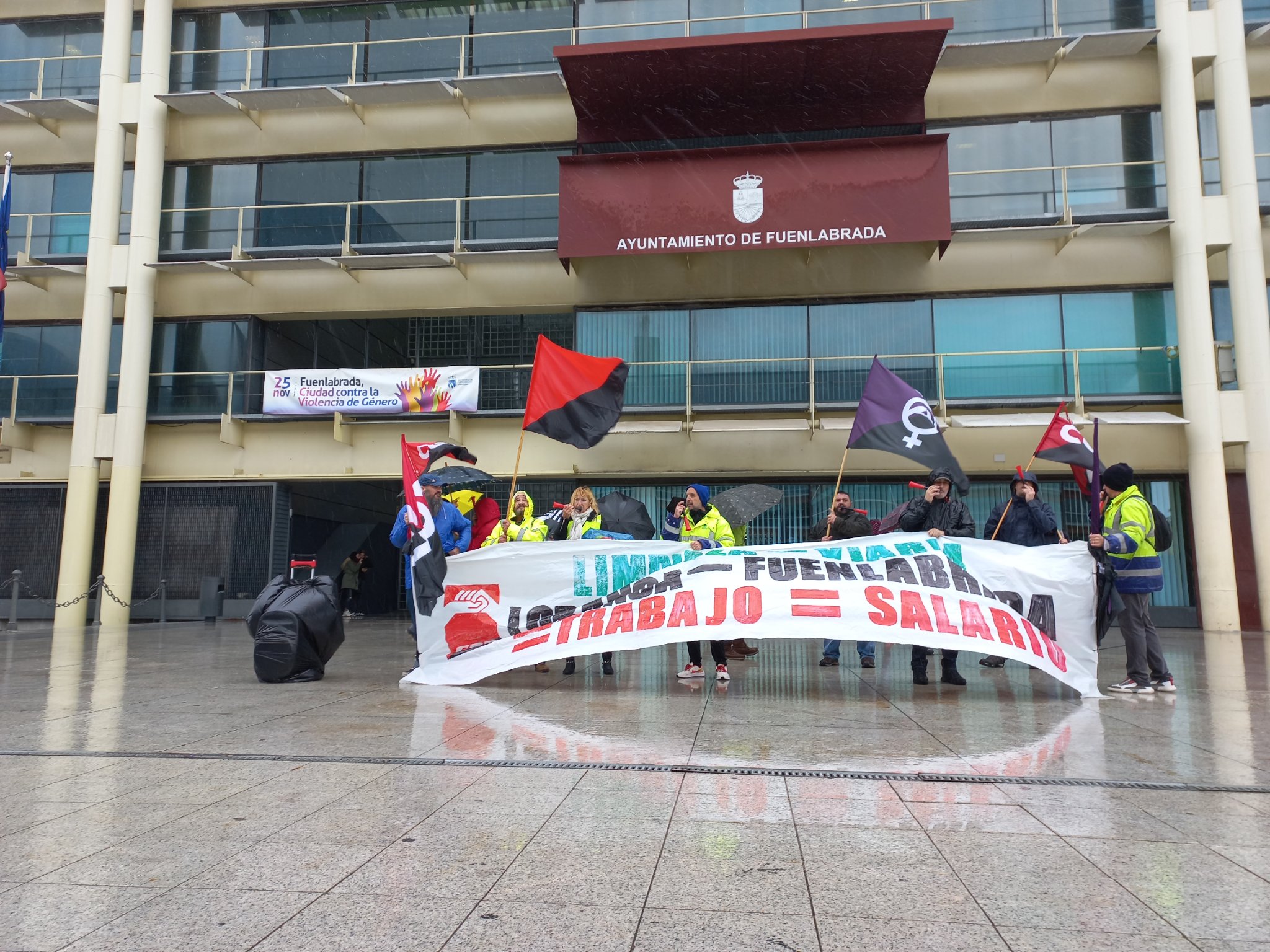 Los trabajadores de limpieza viaria de Loranca suspenden temporalmente su huelga tras un encuentro positivo con la empresa, manteniendo la esperanza de conseguir aumentos salariales y condiciones laborales mejoradas.