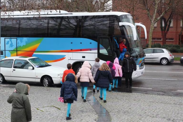 Fuenlabrada destina 165.000 euros para becas de transporte escolar, beneficiando a 33.000 alumnos de 86 centros educativos.