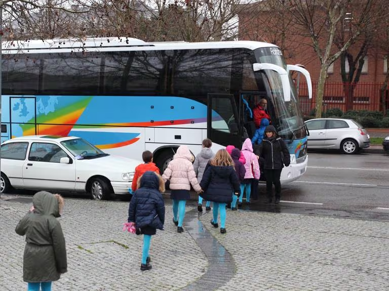 Fuenlabrada destina 165.000 euros para becas de transporte escolar, beneficiando a 33.000 alumnos de 86 centros educativos.