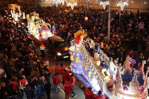 La Cabalgata de Reyes regresa a Fuenlabrada con 59 carrozas llenas de luz y alegría, seguida por el encantador Paseo de la Navidad, un recorrido iluminado con escenas festivas que culmina en un recinto ferial lleno de atracciones y una pista de hielo. ¡La magia navideña ilumina la ciudad!