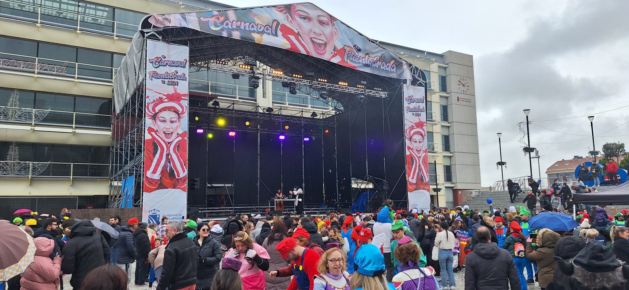 El Carnaval de Fuenlabrada alcanza un récord de participación con más de 60 comparsas y un original pregón de la influencer local Lala Chus.