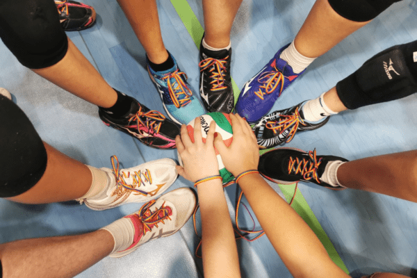 El Ayuntamiento de Fuenlabrada repartirá un millar de pares de cordones arcoíris a entidades deportivas como parte del programa 'Sin respeto no hay deporte', en conmemoración del Día Internacional contra la Homofobia en el Deporte.