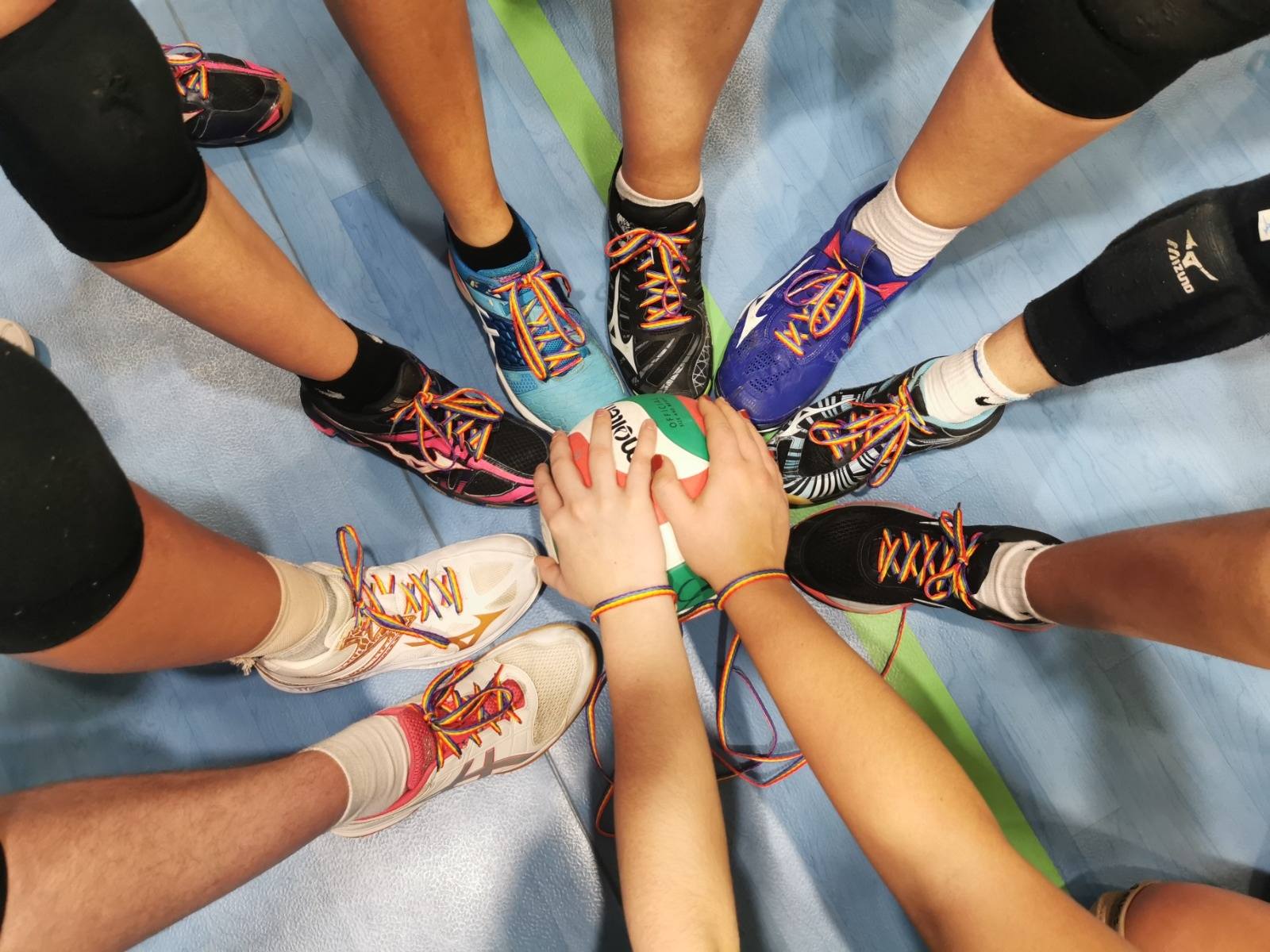 El Ayuntamiento de Fuenlabrada repartirá un millar de pares de cordones arcoíris a entidades deportivas como parte del programa 'Sin respeto no hay deporte', en conmemoración del Día Internacional contra la Homofobia en el Deporte.