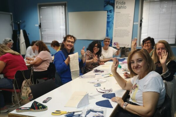 La Concejalía de Feminismo de Fuenlabrada brinda oportunidades de formación con cuidado infantil gratuito en sus 29 talleres variados este trimestre.