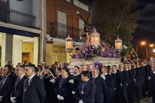 El Viernes Santo en Fuenlabrada se caracteriza por dos procesiones emotivas que recorren el casco antiguo, marcando un día de reflexión y devoción en la Semana Santa 2024.