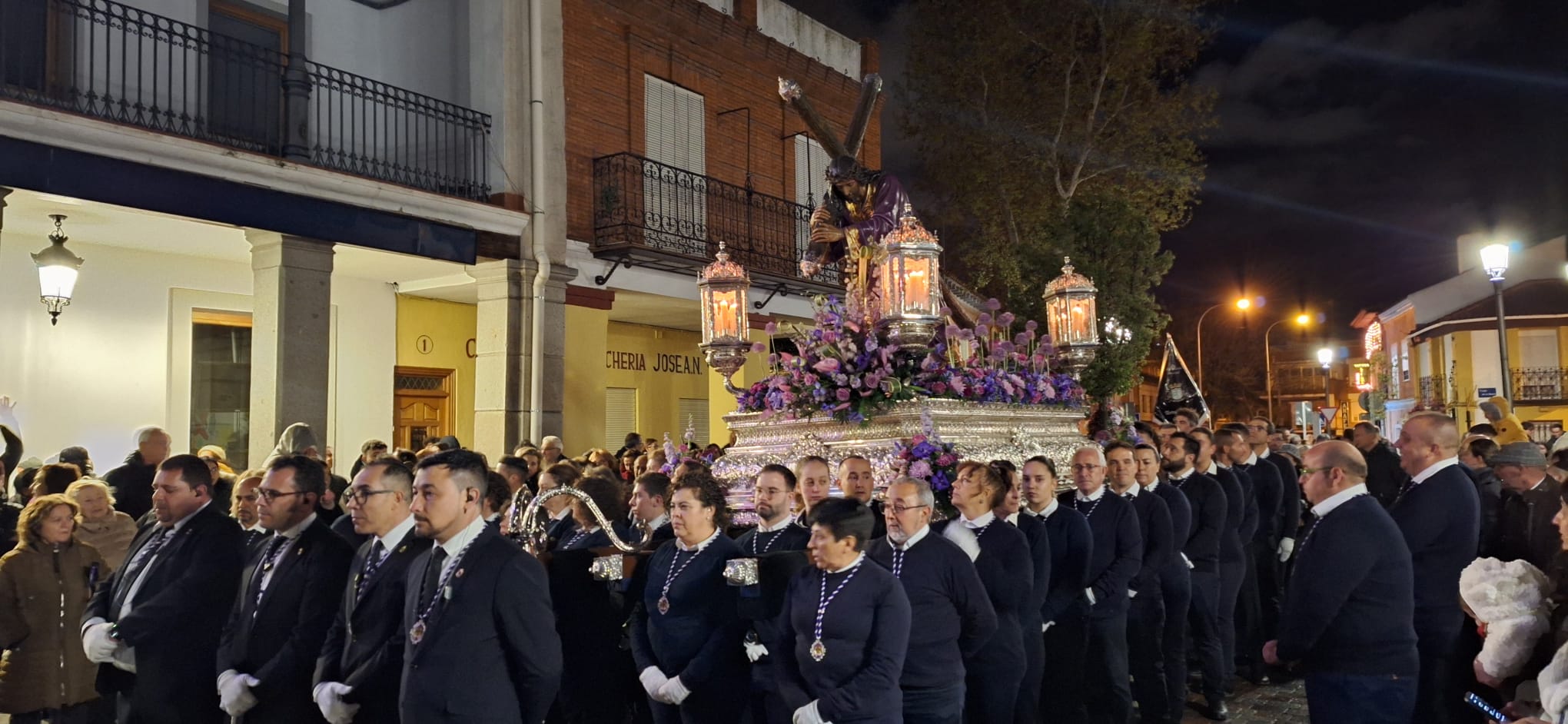 El Viernes Santo en Fuenlabrada se caracteriza por dos procesiones emotivas que recorren el casco antiguo, marcando un día de reflexión y devoción en la Semana Santa 2024.