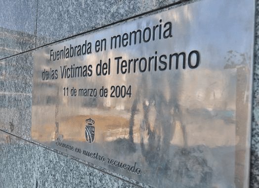 En el vigésimo aniversario del atentado del 11M, Fuenlabrada ha celebrado un emotivo homenaje en memoria de las 192 víctimas, 6 de ellas vecinas de la ciudad.