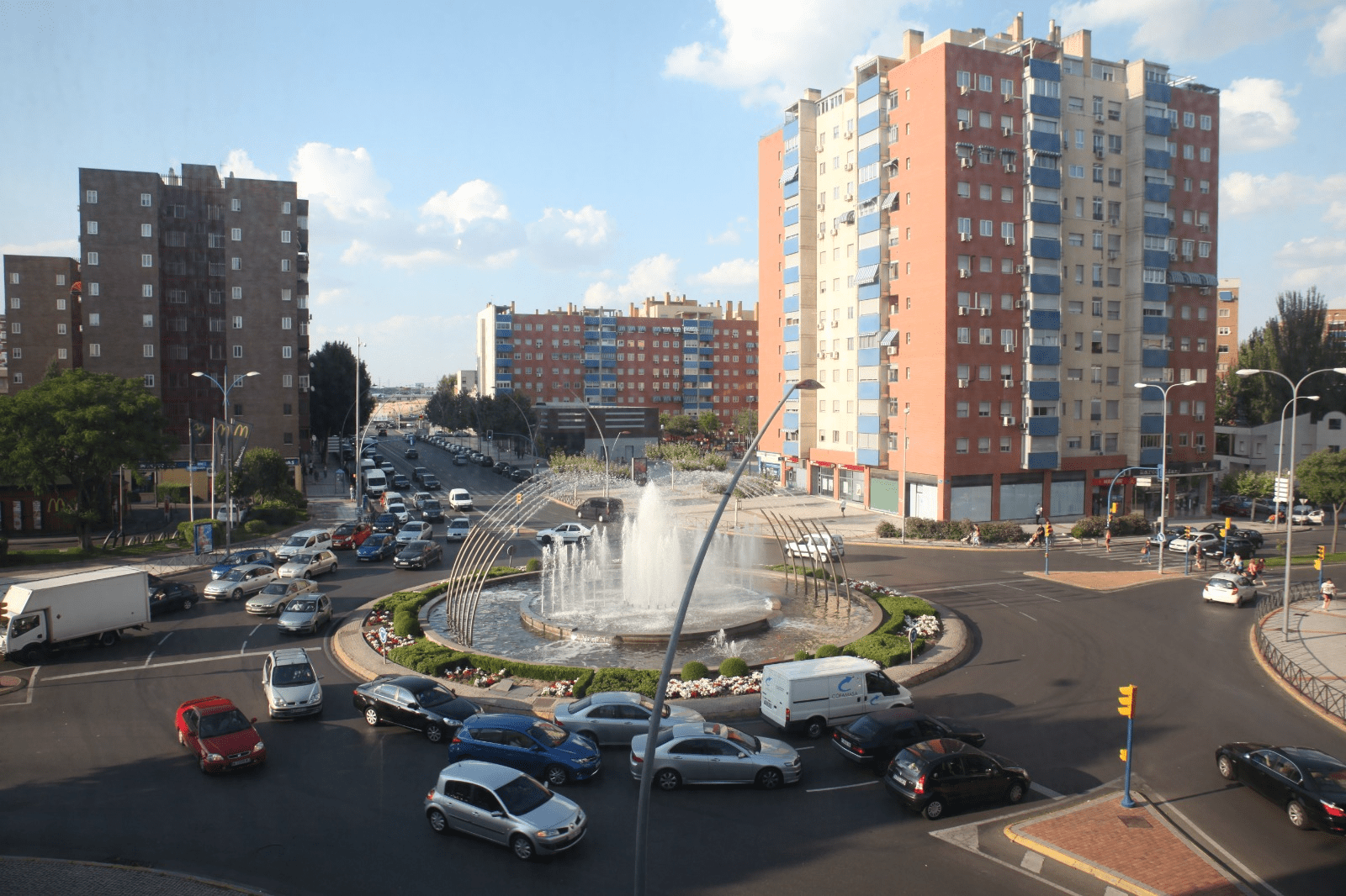 El inicio de las obras del Canal de Isabel II para mejorar la red de saneamiento en la rotonda de la calle Leganés con avenida de la Hispanidad provocará restricciones en el tráfico durante aproximadamente dos meses