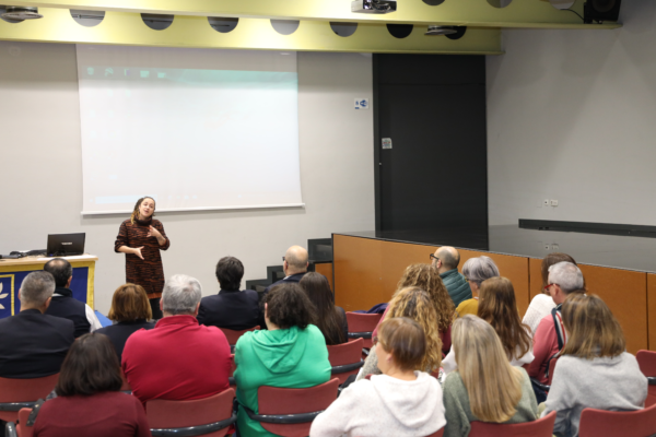 El Ayuntamiento de Fuenlabrada ofrece un taller gratuito de Iniciación a la Lengua de Signos Española para personas mayores de 16 años, promoviendo la inclusión y la comunicación efectiva con personas sordas.