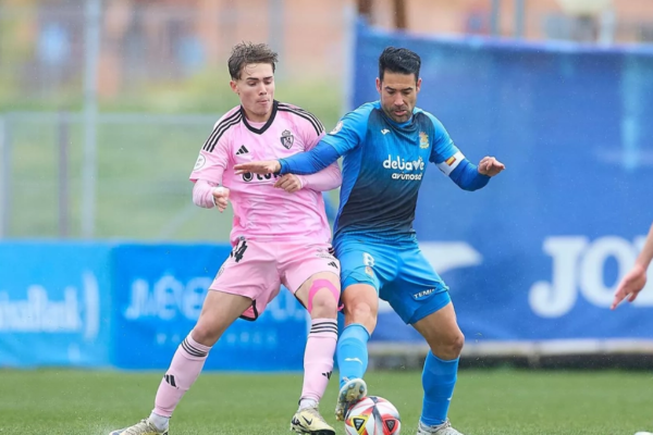 El CF Fuenlabrada asegura una victoria 2-1 en casa contra la SD Ponferradina en un emocionante encuentro de fútbol.