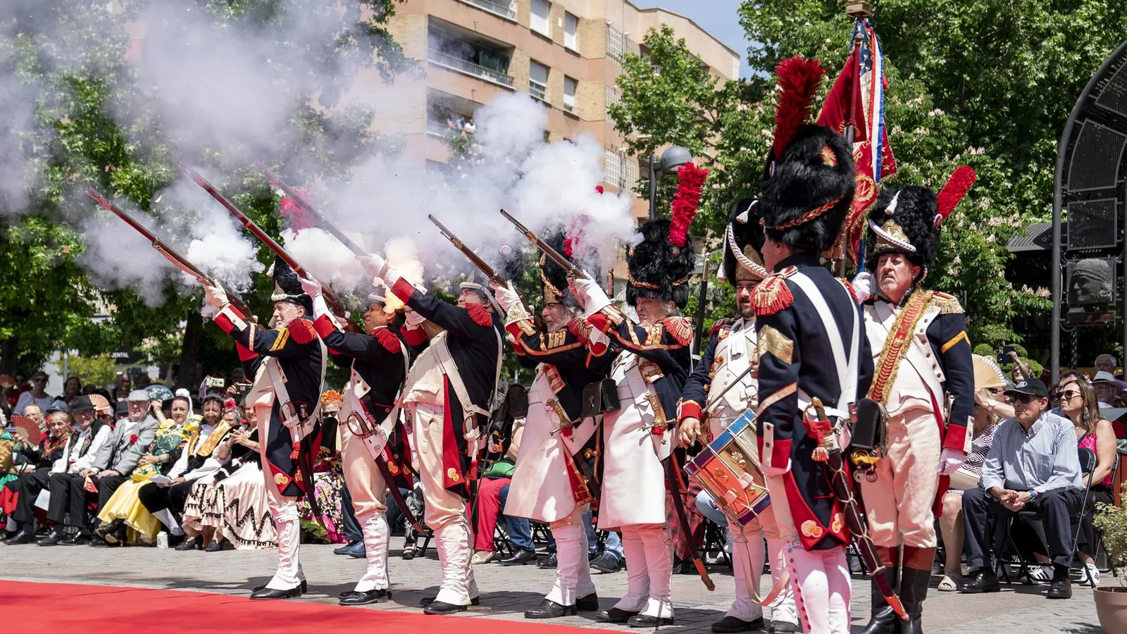 Descubre la agenda histórica y cultural de la Semana del Dos de Mayo en Madrid, llena de desfiles, recreaciones y eventos culturales.