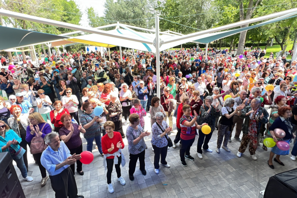 Más de 3.000 mayores disfrutarán de música, baile y actividades en la Fiesta del Mayor este domingo en la piscina municipal.