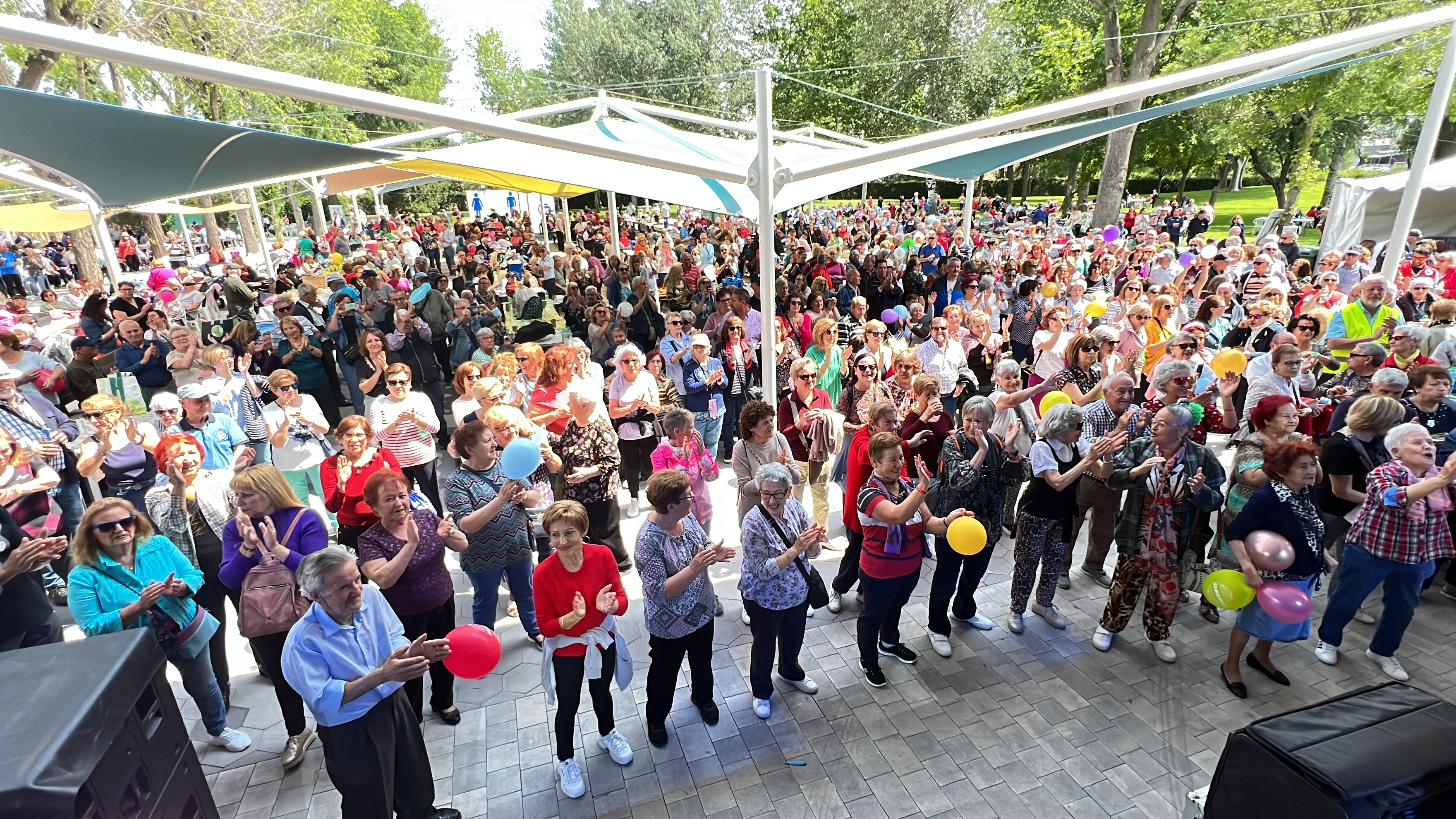 Más de 3.000 mayores disfrutarán de música, baile y actividades en la Fiesta del Mayor este domingo en la piscina municipal.