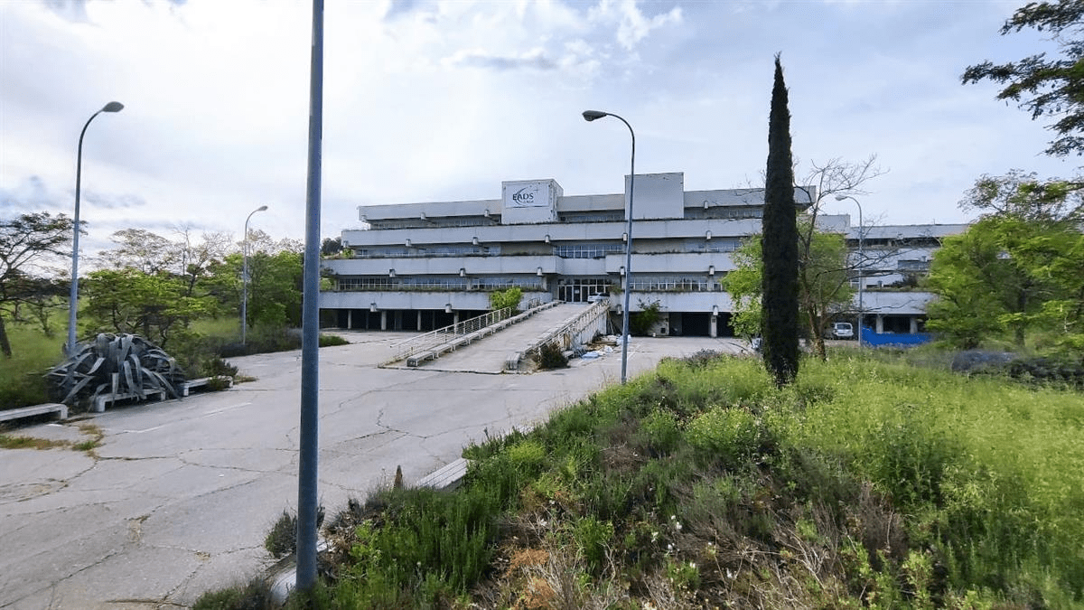 La Comunidad de Madrid aprueba la conversión de un edificio municipal en La Cantueña en un centro de menores inmigrantes, desoyendo la oposición del Ayuntamiento de Fuenlabrada.