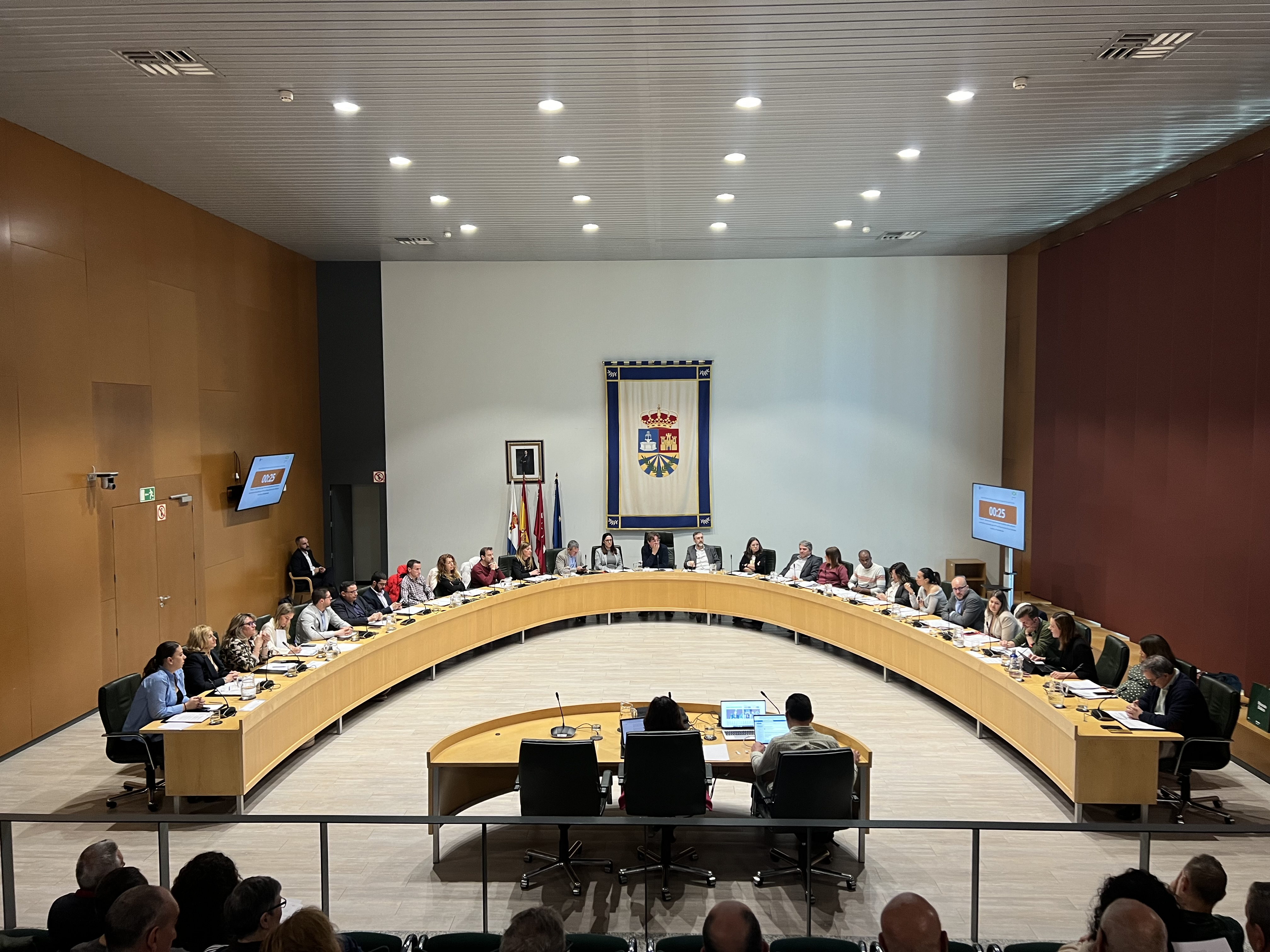 El pleno del Ayuntamiento de Fuenlabrada aprueba moción para revocar recortes en atención primaria y fortalecer políticas de salud en la región.