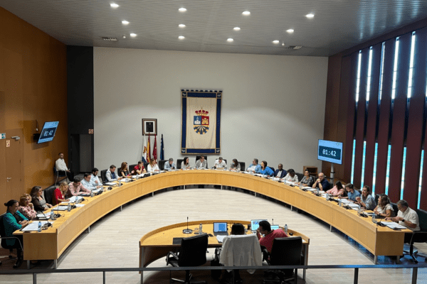 El Pleno de Fuenlabrada solicita la reprobación de la consejera de Asuntos Sociales por su gestión del Centro de La Cantueña, alegando falta de diálogo y respeto a la autonomía municipal.