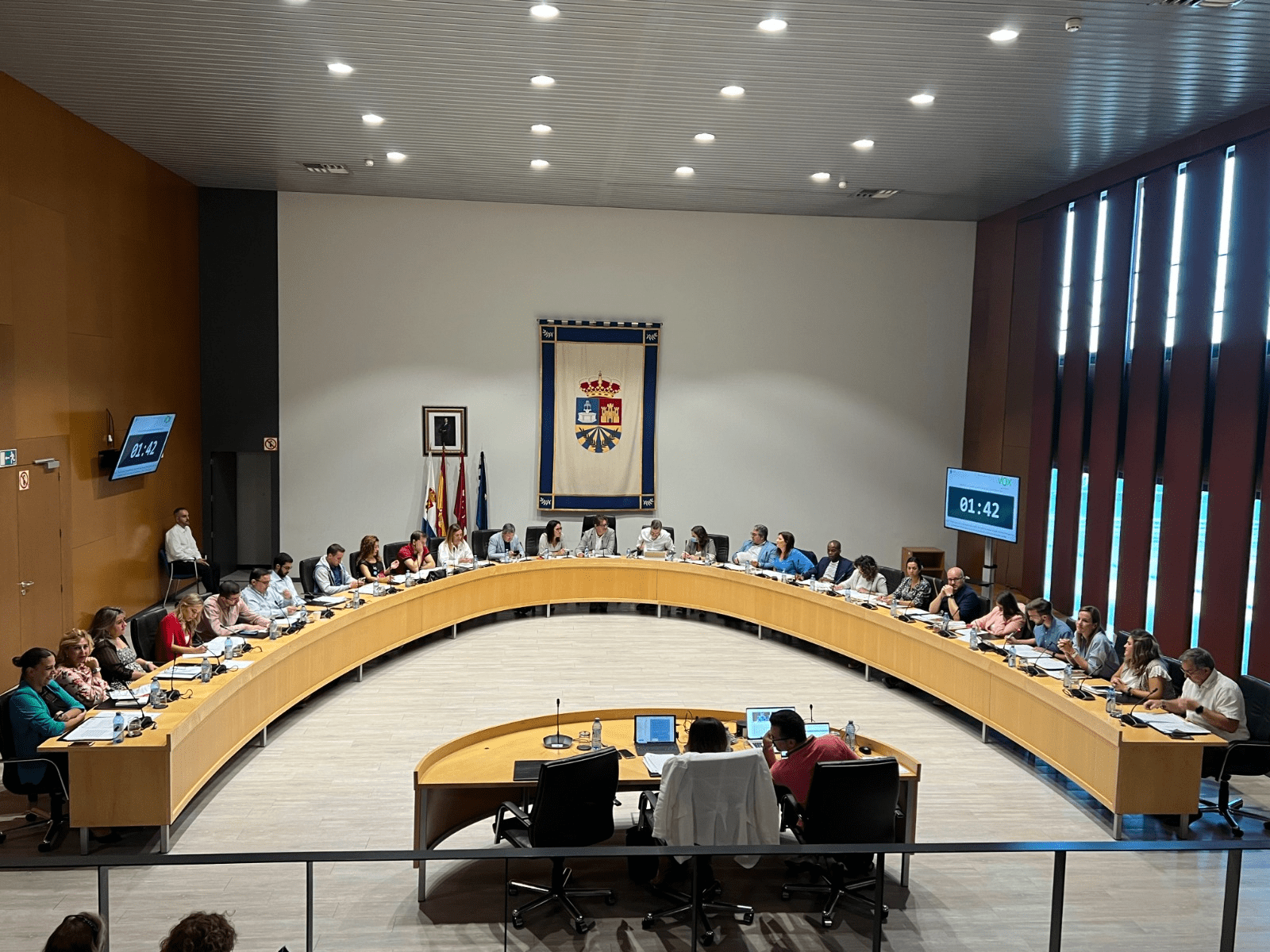 El Pleno de Fuenlabrada solicita la reprobación de la consejera de Asuntos Sociales por su gestión del Centro de La Cantueña, alegando falta de diálogo y respeto a la autonomía municipal.