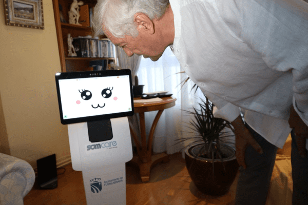 Fuenlabrada implementa TEMI, el primer robot de asistencia domiciliaria en la Comunidad de Madrid, para combatir la soledad de los mayores y mejorar su calidad de vida.