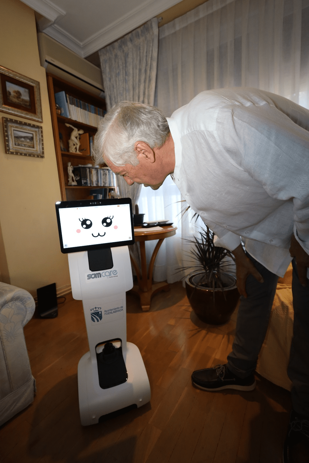 Fuenlabrada implementa TEMI, el primer robot de asistencia domiciliaria en la Comunidad de Madrid, para combatir la soledad de los mayores y mejorar su calidad de vida.
