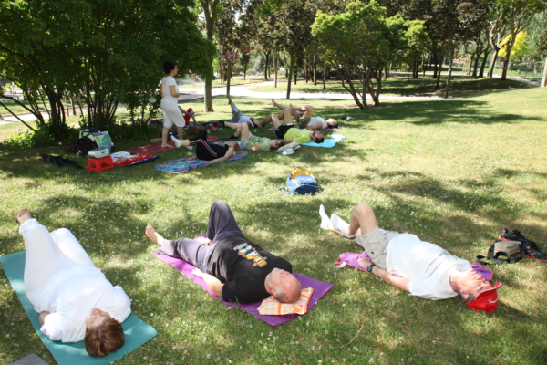 El Ayuntamiento de Fuenlabrada lanza 'Deporte en los Parques' con actividades gratuitas de tai-chi, yoga y acondicionamiento físico durante junio y julio.