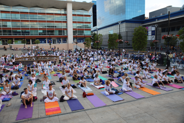 El Ayuntamiento de Fuenlabrada organiza una sesión gratuita de yoga en la plaza de la Constitución para conmemorar el Día Internacional del Yoga, con la participación de 350 personas.