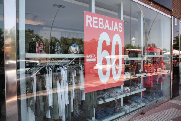 La campaña ¡De rebajas por Fuenlabrada! destaca la importancia de comprar localmente, con 84 establecimientos ofreciendo descuentos hasta el 31 de julio para fortalecer la economía de la ciudad.