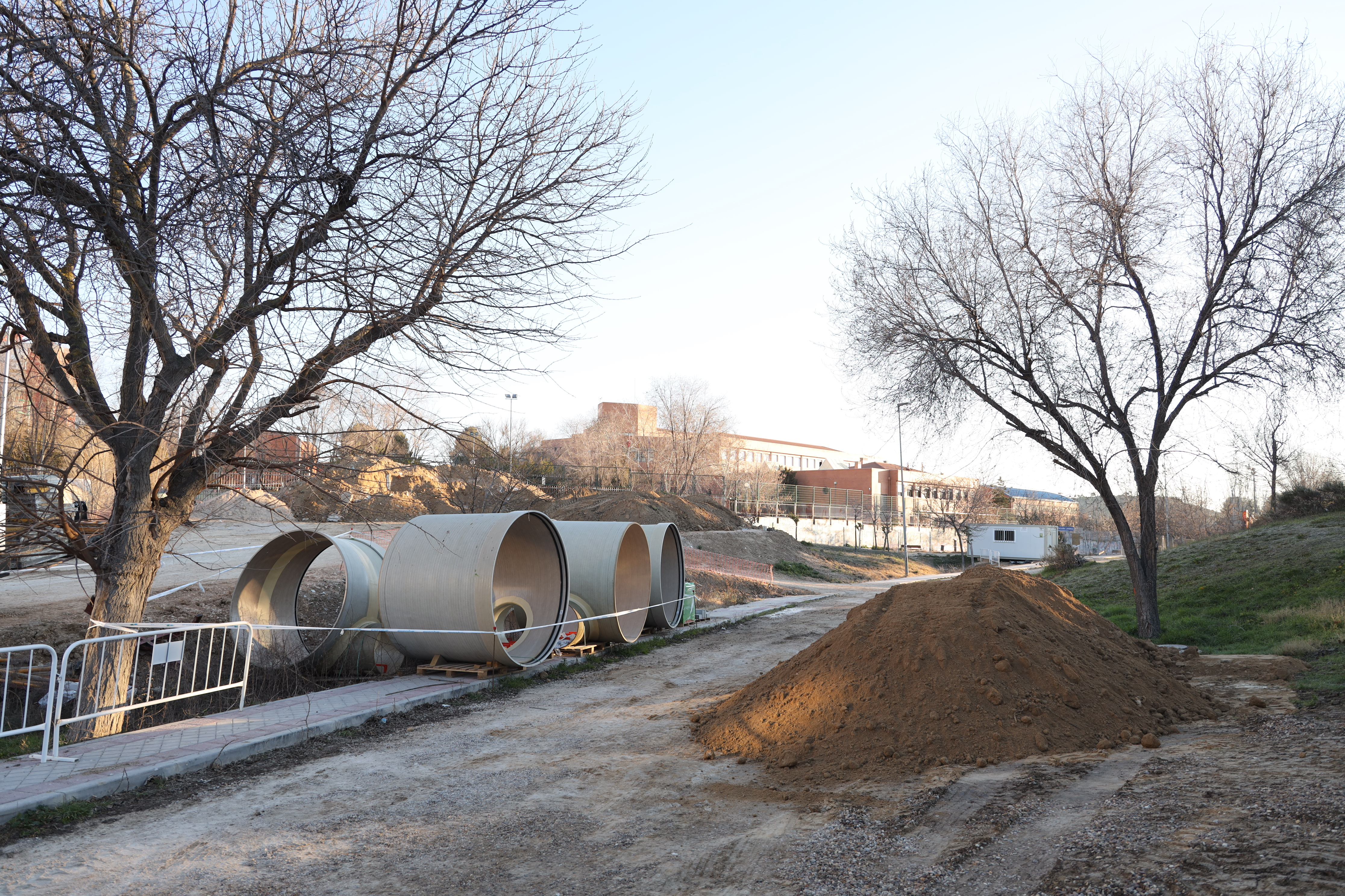 Comienzan las obras del Canal de Isabel II para mejorar el alcantarillado en la avenida de la Hispanidad, que durarán un mes y afectarán al tráfico en la zona.