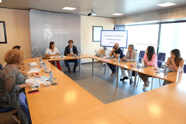 El Ayuntamiento de Fuenlabrada ha apoyado a más de 60.000 familias en cuatro años con una inversión de 11 millones de euros. Los programas Fuenbecas, Universiayudas, Fuenenglish y otros han mejorado la educación y la conciliación familiar en la ciudad, destacando a nivel nacional.