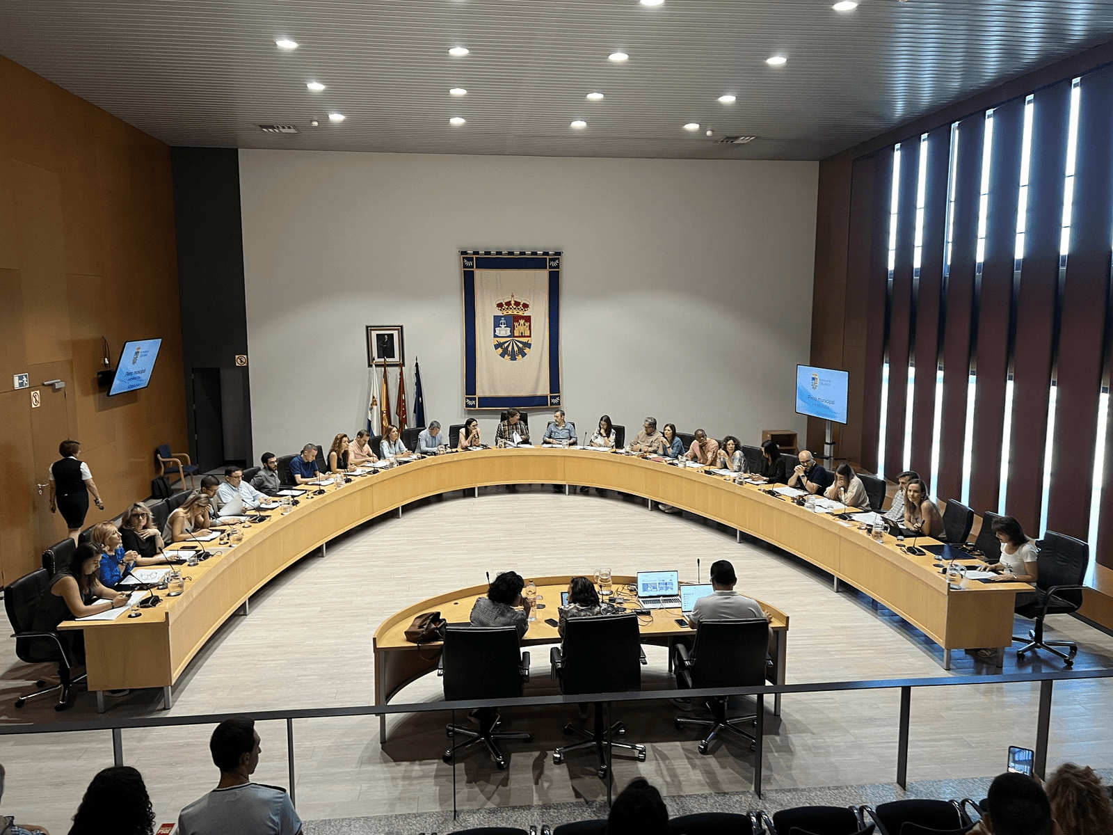 Fuenlabrada aprueba las ordenanzas fiscales para 2025, con una rebaja del IBI al mínimo legal y una bonificación del 30% en la nueva tasa de basuras para apoyar a las familias.