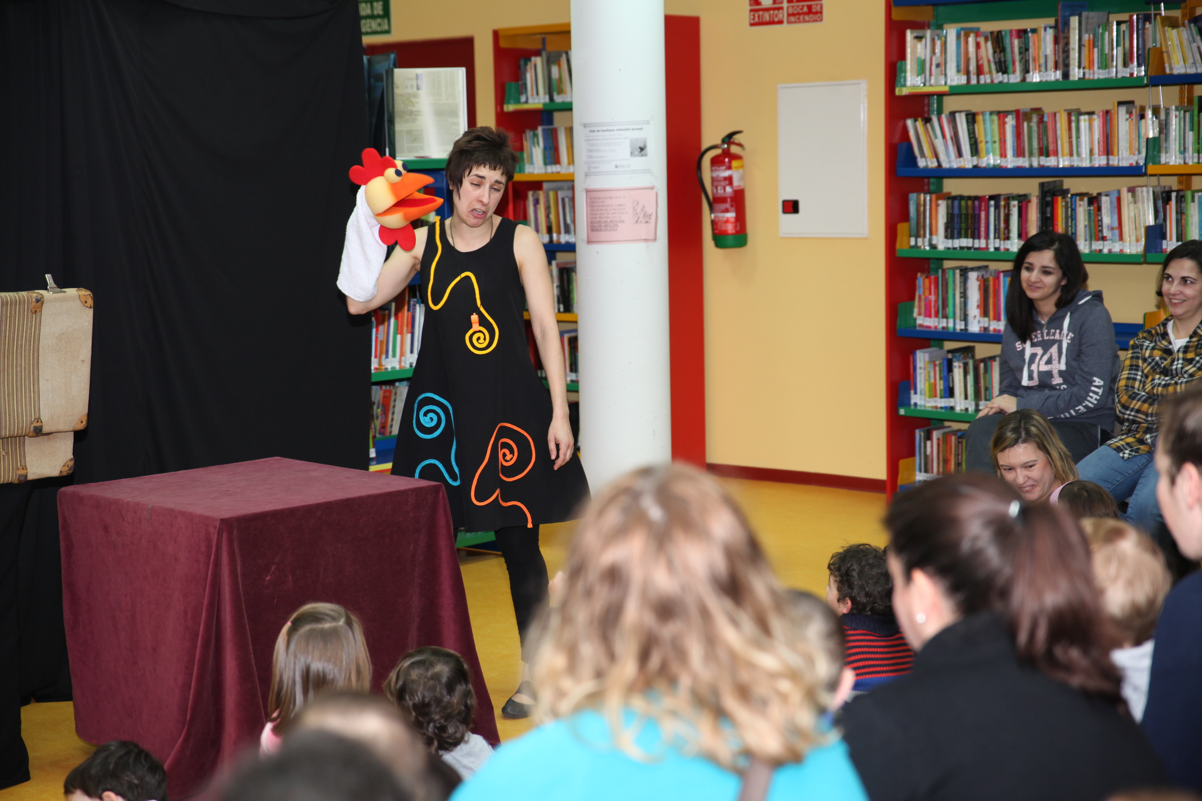 Fuenlabrada celebra el Día de las Bibliotecas con préstamos a ciegas e intercambio de libros dedicados. Las actividades estarán disponibles hasta el 23 de noviembre en las bibliotecas municipales.