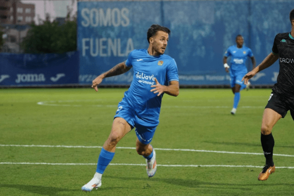 El Fuenlabrada pierde 0-2 frente al Alcoyano en casa, en un partido marcado por errores defensivos y falta de acierto.