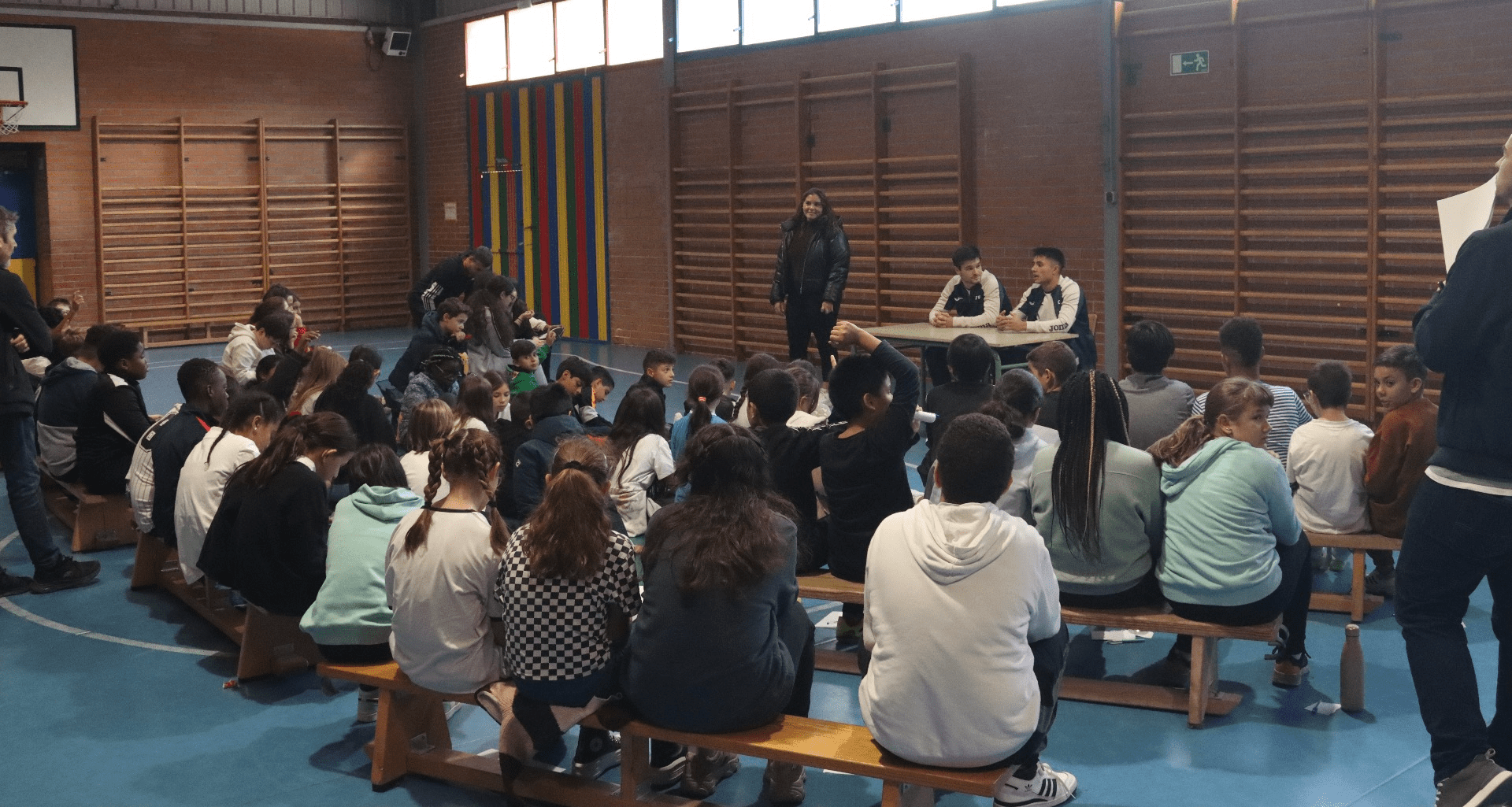 El proyecto Cole X Cole = FUENLA aborda la salud mental en los centros educativos, ampliando su alcance a colegios e institutos con el apoyo de la Asociación Adago.