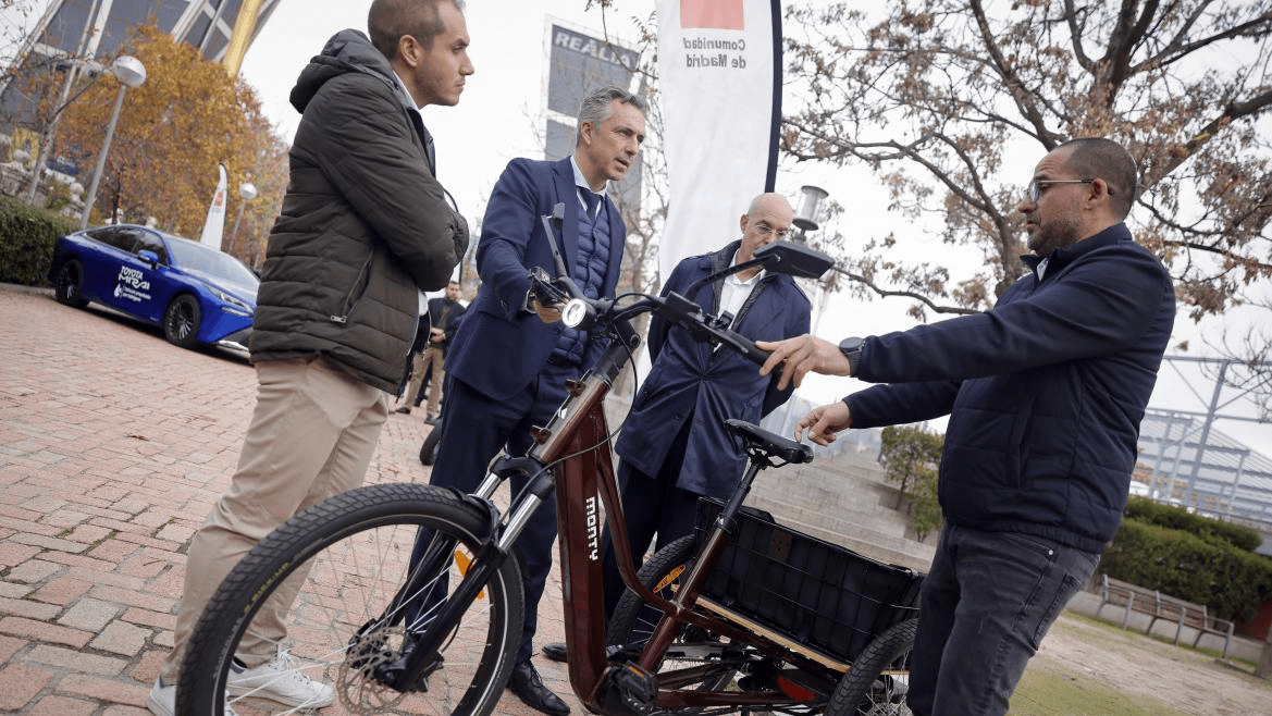 La Comunidad de Madrid abre ayudas de hasta 20.000 € para la adquisición de vehículos eléctricos y hasta 2.000 € por achatarrar vehículos sin distintivo ambiental. El plazo finaliza en diciembre de 2026.