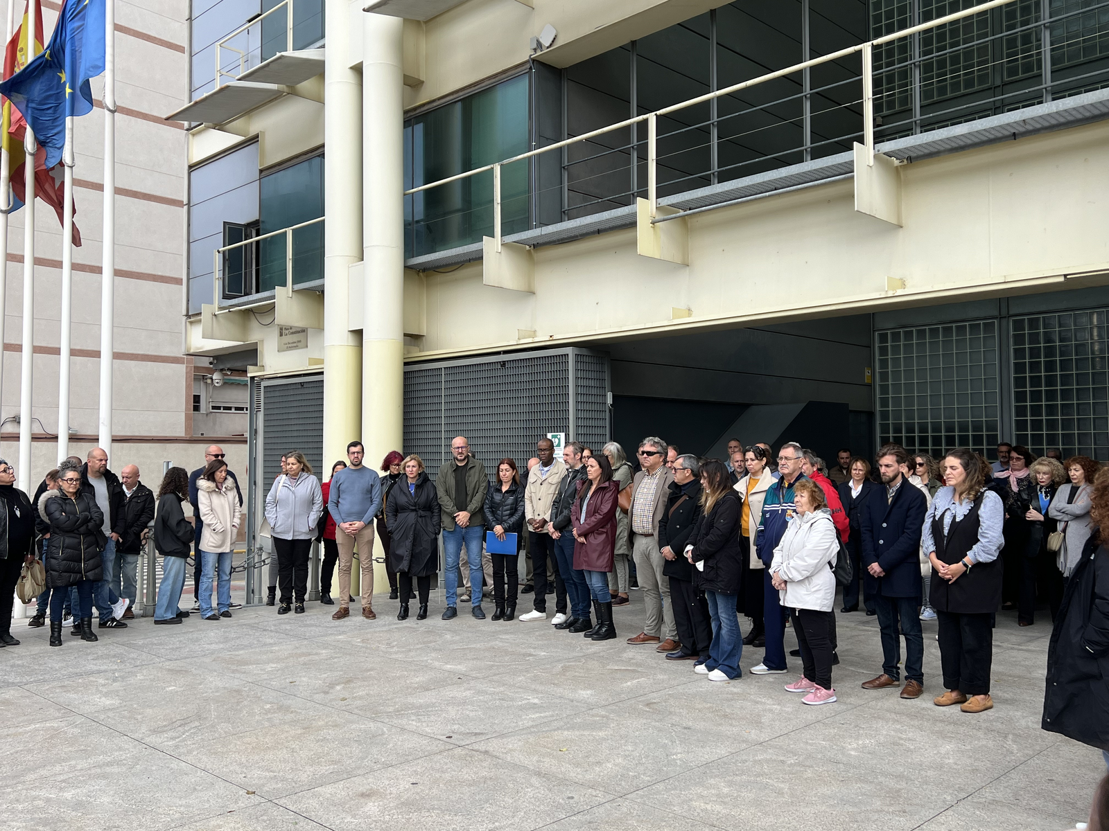 El Ayuntamiento de Fuenlabrada expresa su apoyo y solidaridad con las personas afectadas por la DANA a través de una declaración institucional que destaca la labor de los servicios de emergencia y la necesidad de reconstrucción en las zonas afectadas.