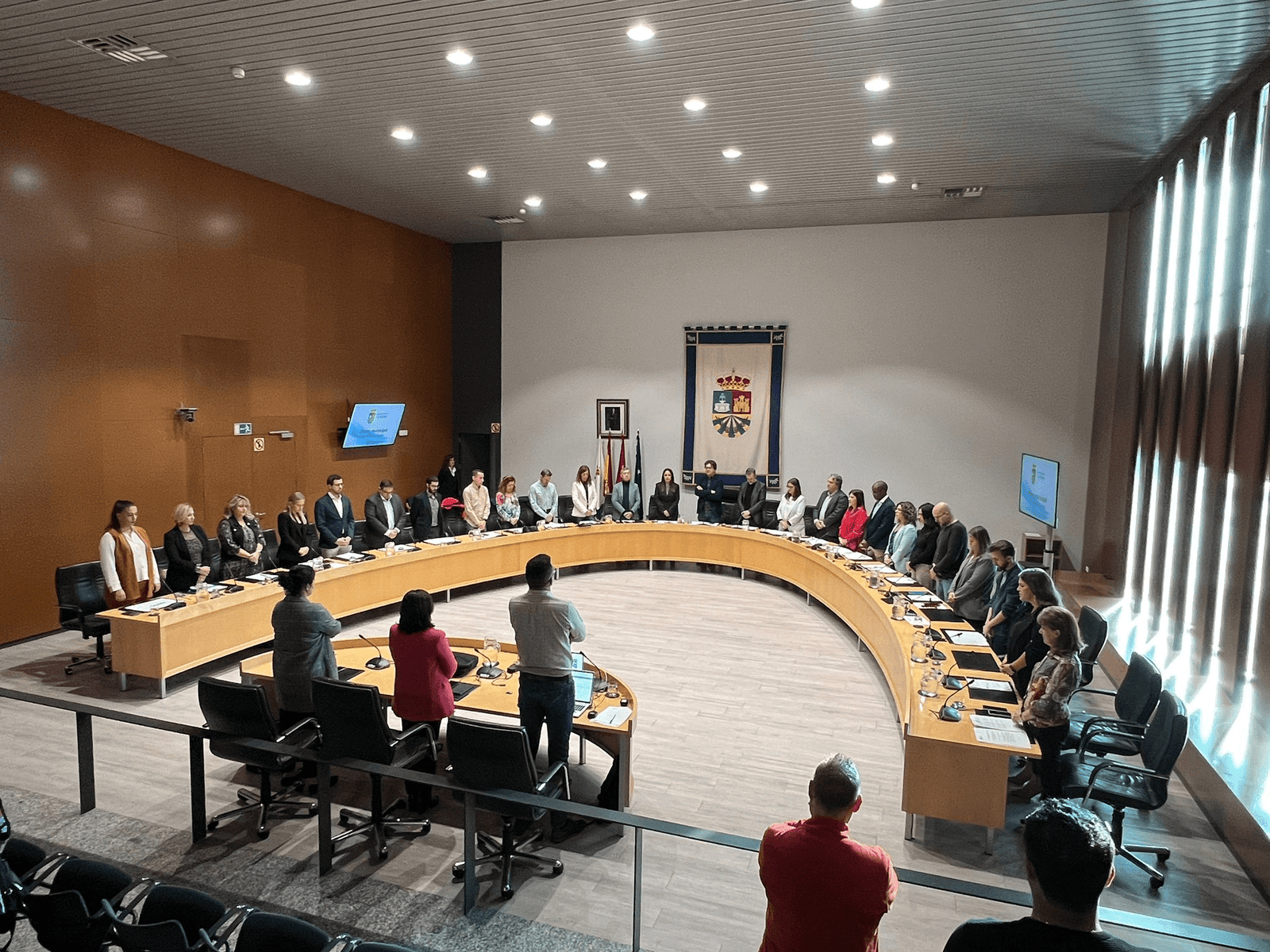 El Ayuntamiento de Fuenlabrada ha aprobado en el Pleno sumarse a la Declaración Institucional de la Federación Española de Municipios y Provincias (FEMP) con motivo del Día Internacional de la Eliminación de la Violencia contra la Mujer, el 25 de noviembre. La moción, apoyada por PSOE, PP y Más Madrid, resalta el compromiso de mejorar la coordinación entre instituciones para brindar un apoyo integral a las víctimas y mejorar la formación de los profesionales que intervienen en su atención. También se insta a incorporar la directiva europea 2024/1385 sobre derechos de las mujeres. Desde 2003, 1.279 mujeres han sido asesinadas en España debido a la violencia de género.