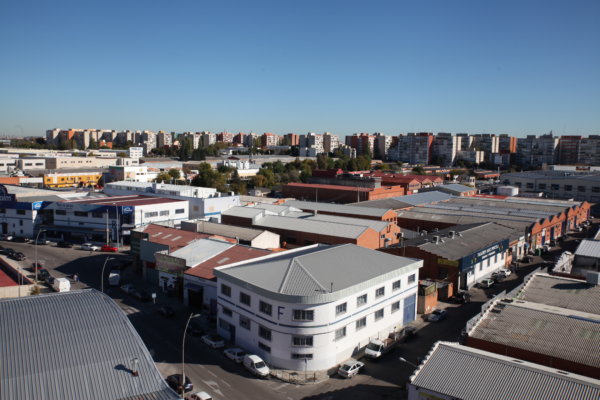 475.000 euros es el presupuesto que el Ayuntamiento destina para la mejora del estado de las áreas industriales de la ciudad, a través de los convenios de colaboración aprobados con doce entidades urbanísticas de la ciudad para la conservación y mantenimiento de estos espacios.