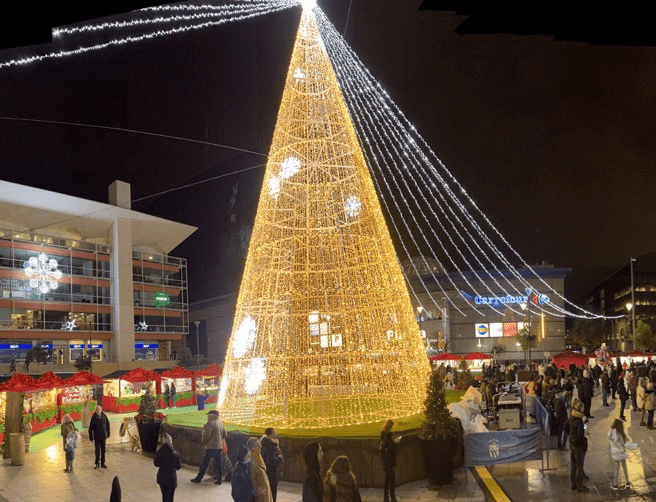 Desde su inauguración, el mercado ha sido un éxito entre los vecinos de Fuenlabrada, quienes ya han comenzado a disfrutar de este mágico rincón navideño.