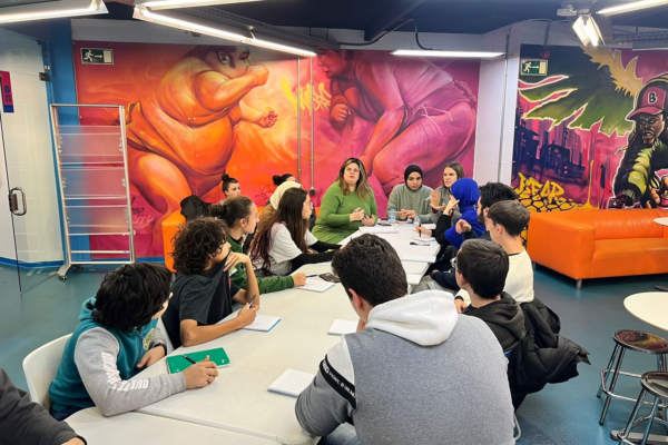 El IV Pleno Joven de Fuenlabrada reunió a 50 jóvenes en mesas de trabajo temáticas para dialogar con el gobierno local y plantear propuestas de mejora.