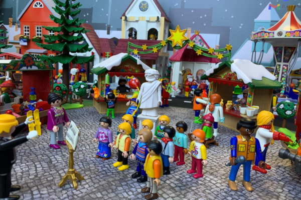 La exposición "Playmobil en Navidad" en el CEART de Fuenlabrada presenta 2.000 figuras que recrean escenas navideñas hasta el 12 de enero, con entrada gratuita. Es una experiencia para toda la familia llena de magia y detalles.