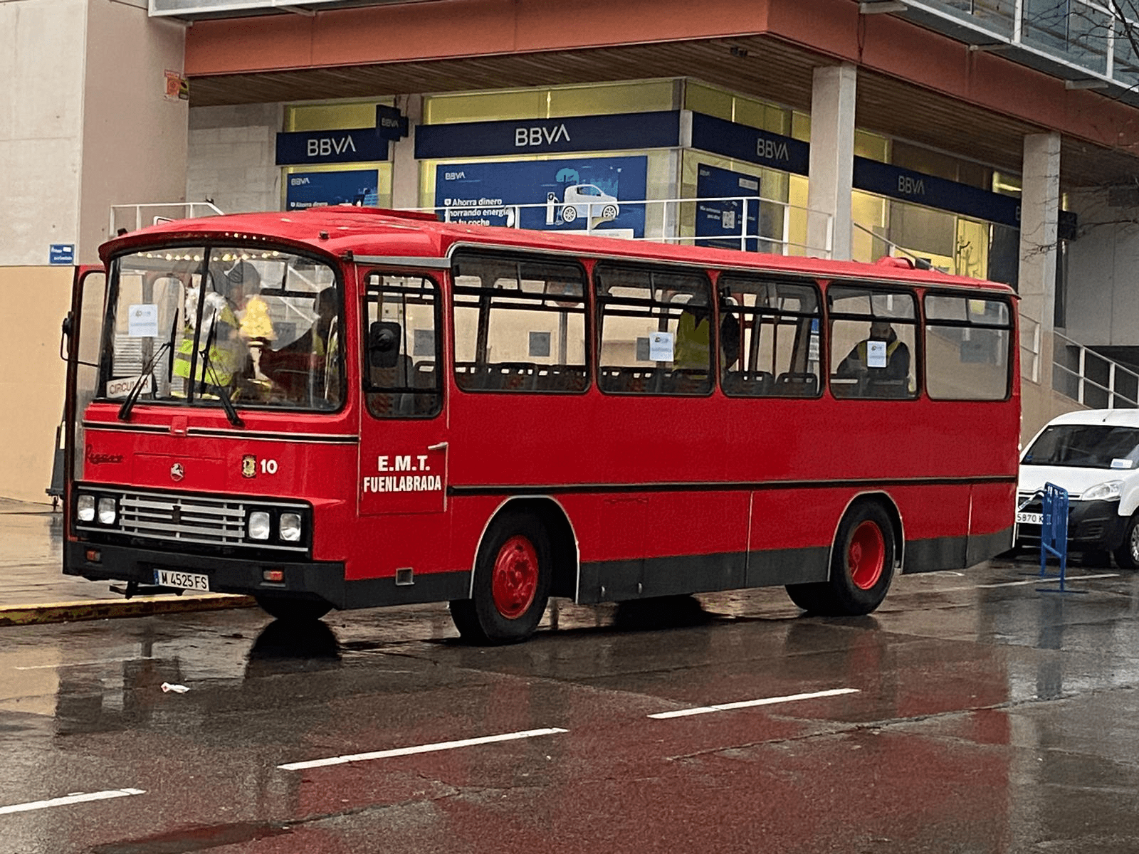 El ‘Bus Solidario’ de la EMTF recogerá alimentos esta tarde en la Plaza de la Constitución, apoyando a colectivos vulnerables. Además, la EMTF recibirá un premio por su excelencia en transporte urbano el 19 de diciembre.