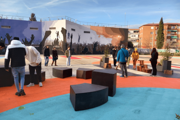 Fuenlabrada Lidera la Innovación Urbana con el Proyecto Europeo PlaYinn En la plaza Huerto del Cura se han situado los prototipos de mobiliario urbano realizados con materiales reciclados. Estos han sido diseñados y construidos por estudiantes del grado de arquitectura de la URJC y del ciclo formativo de Carpintería y Mueble del instituto José Luis López Aranguren