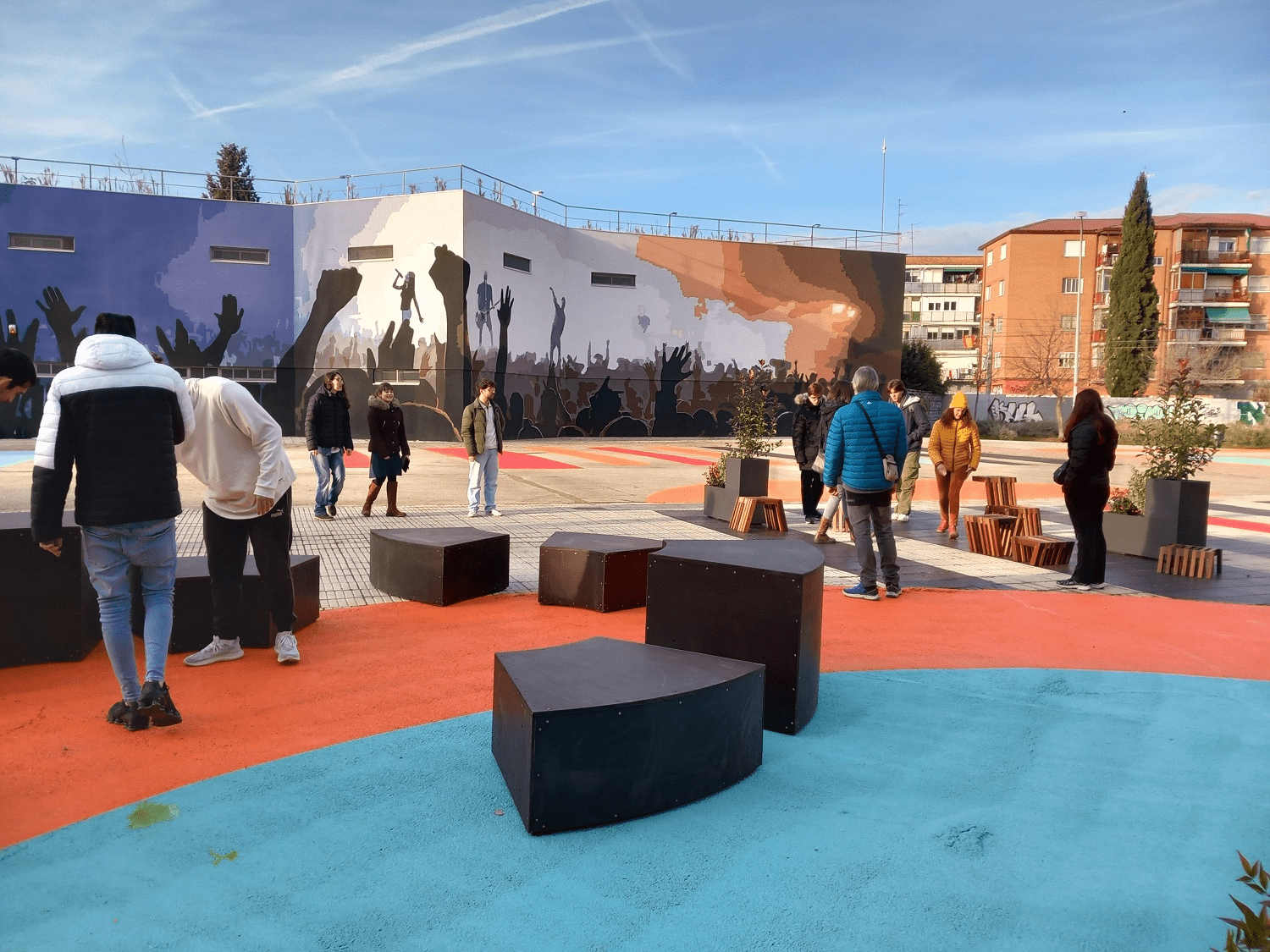 En la plaza Huerto del Cura se han situado los prototipos de mobiliario urbano realizados con materiales reciclados. Estos han sido diseñados y construidos por estudiantes del grado de arquitectura de la URJC y del ciclo formativo de Carpintería y Mueble del instituto José Luis López Aranguren