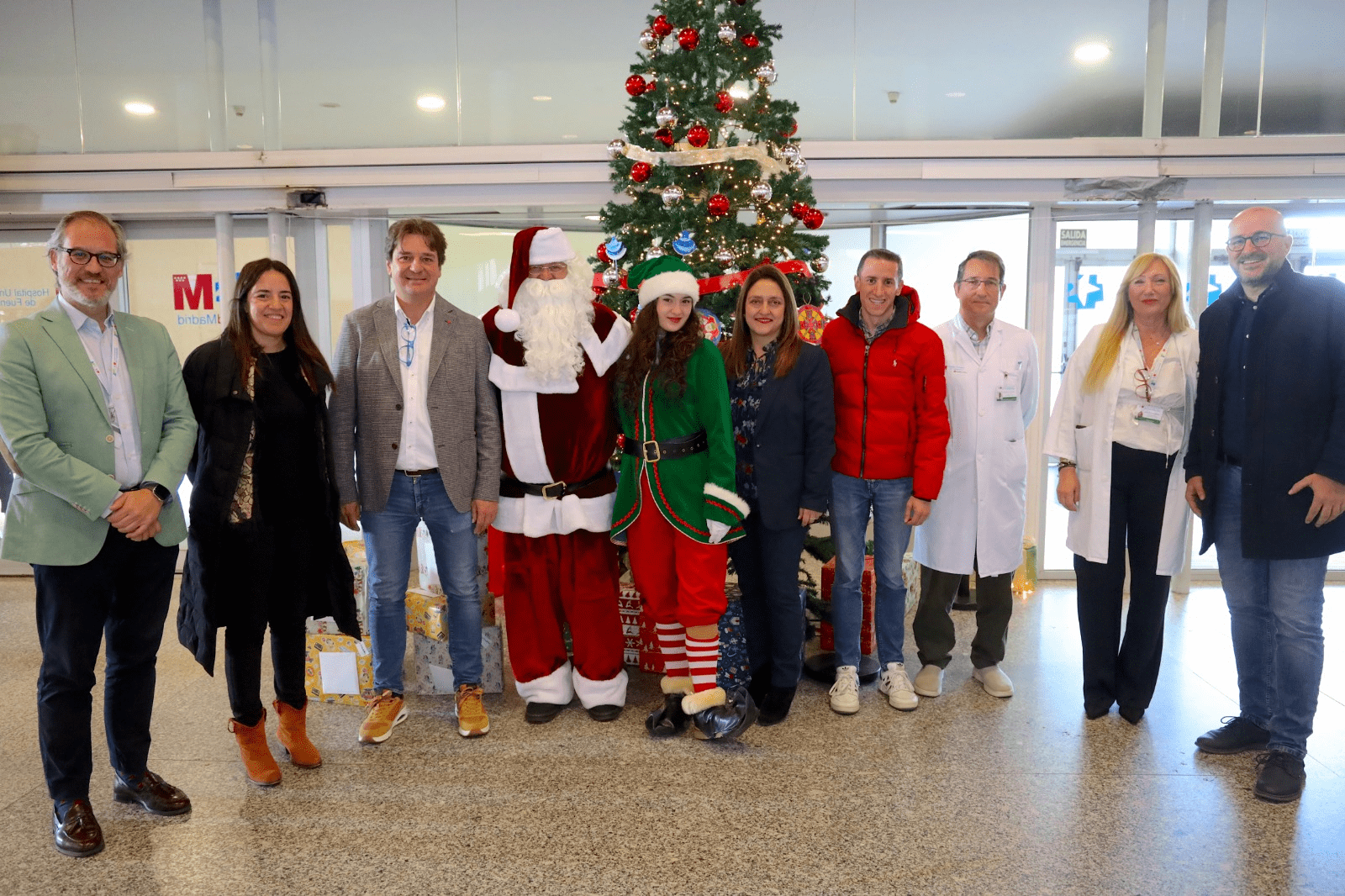 Papá Noel lleva regalos y alegría a los niños y niñas ingresados en el Hospital de Fuenlabrada, una tradición que ilumina la Navidad.