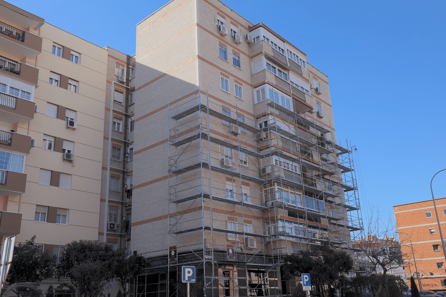 Un total de 744 familias en Cerro-El Molino, Fuenlabrada, se beneficiarán de ayudas para la rehabilitación de viviendas, mejorando la eficiencia energética y el entorno urbano con una inversión de 8 millones de euros.