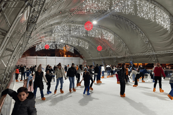 La gran pista de hielo cubierta de Fuenlabrada ya está operativa en el Recinto Ferial, ofreciendo diversión para todas las edades hasta el 6 de enero, con precios accesibles y sesiones especiales para escolares.