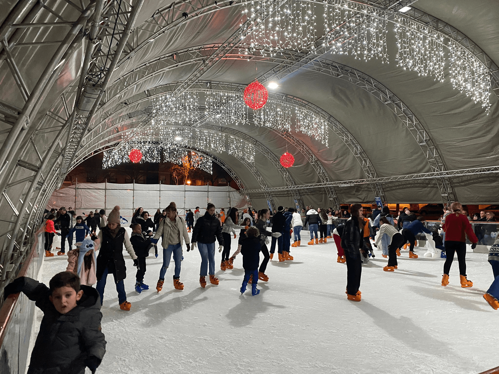 La gran pista de hielo cubierta de Fuenlabrada ya está operativa en el Recinto Ferial, ofreciendo diversión para todas las edades hasta el 6 de enero, con precios accesibles y sesiones especiales para escolares.